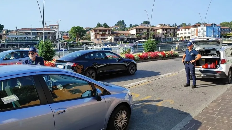 Guida Un’auto Sotto Sequestro, Fugge All’alt Della Polizia: Inseguito E ...